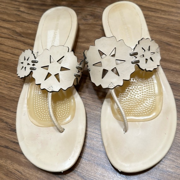 Vera Wang Lavender Label Shoes - Vera Wang Lavender Cream Leather Sandals - 8 1/2